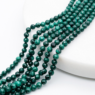 Малахит граненый бусины, диаметр около 2,7-2,9 мм, цена за отрезок 19 см (1/2 нити)