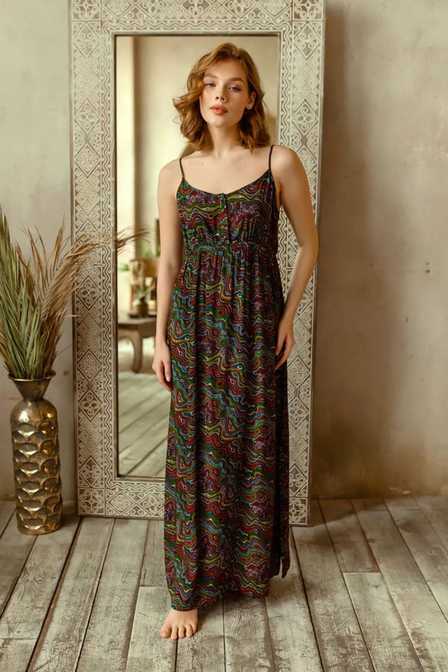 Платье прямого силуэта выполнен из вискозы Reina