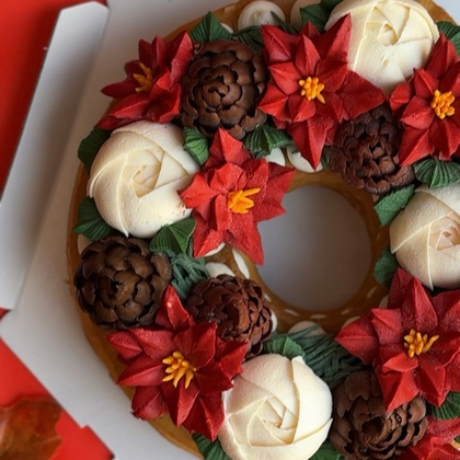 Торт «Медовик» в виде праздничного венка — это идеальное украшение для вашего новогоднего стола.