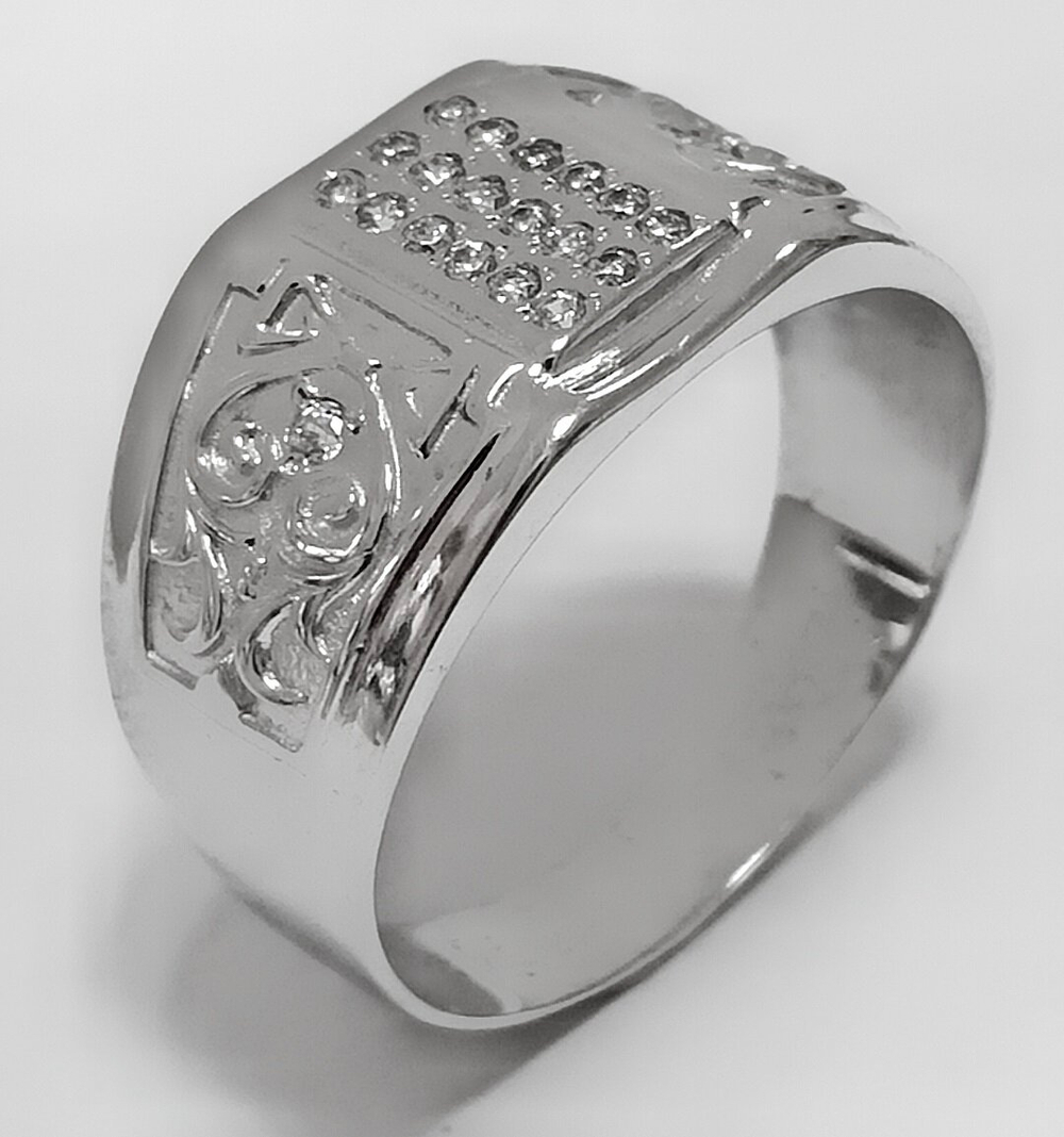 Ювелирное кольцо из серебра с фианитами