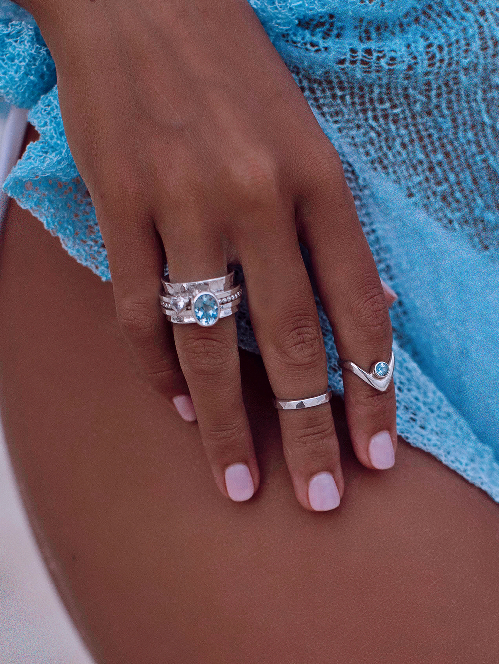 V-кольцо на фалангу с голубым топазом