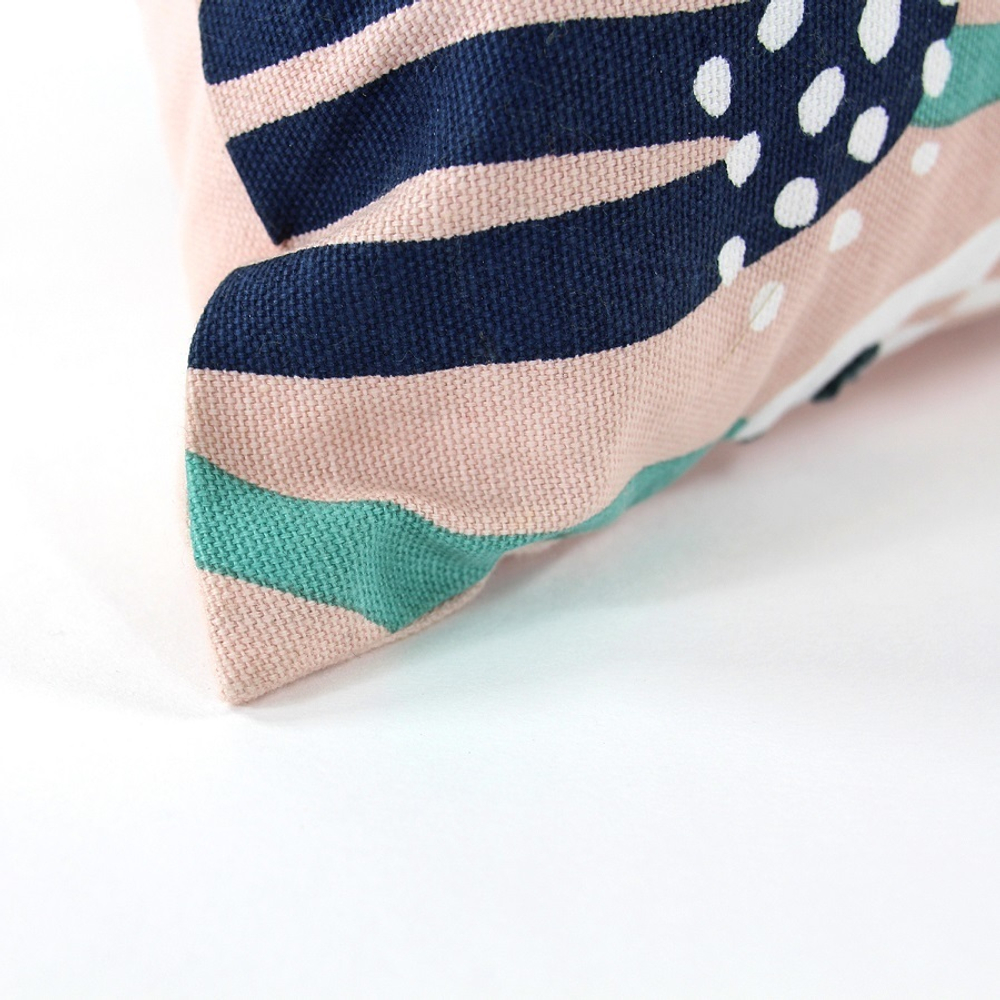 Чехол для подушки цвета пыльной розы с графичным принтом lazy flower cuts&pieces, 30х50 см