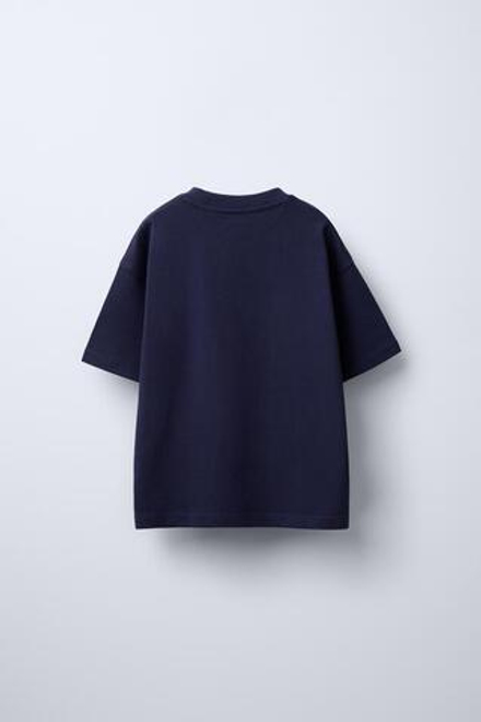 ZARA ФУТБОЛКА ИЗ ПЛОТНОГО ДЖЕРСИ С ПРОРЕЗИНЕННОЙ НАШИВКОЙ, ЯРКО-СИНИЙ