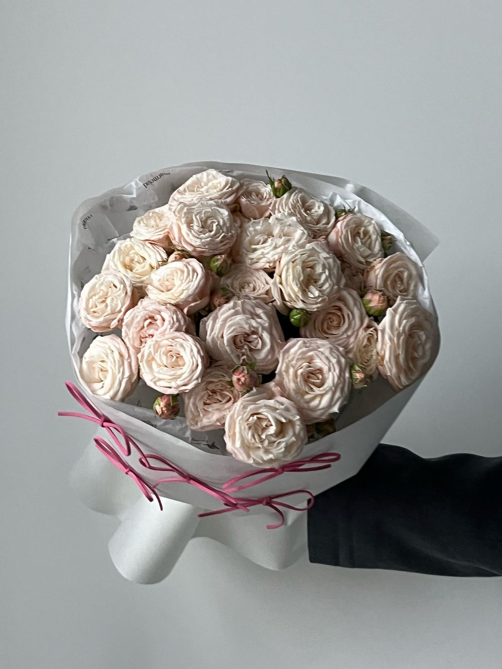 Букет из кустовой пионовидной розы в нежном оттенке