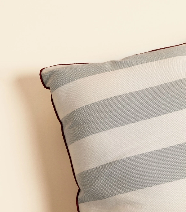 Подушка – Бирюзовая полоска и кант, 45х45 см | Сельская жизнь