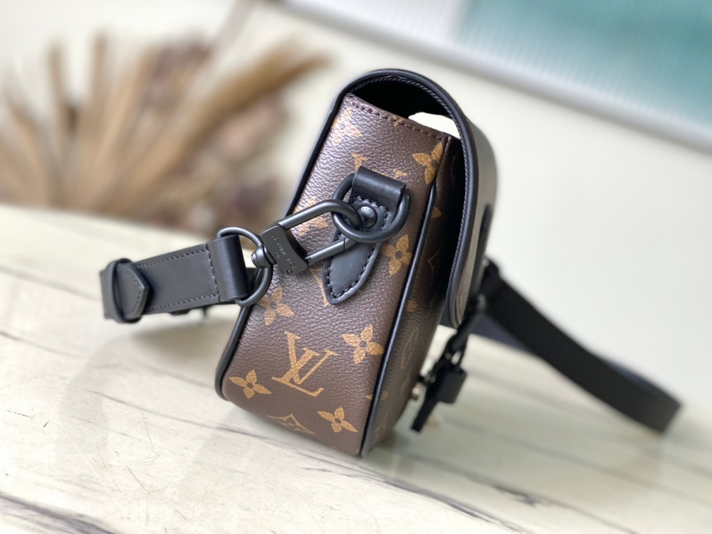 Louis Vuitton Montsouris Messenger PM