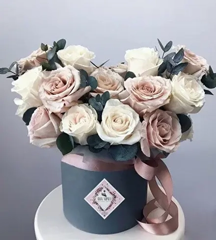 Цветы в шляпной коробке