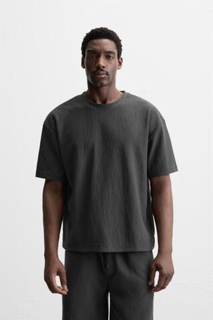 ZARA ФУТБОЛКА RELAXED FIT ИЗ РЕЛЬЕФНОЙ ТКАНИ, ТЕМНО-СЕРЫЙ