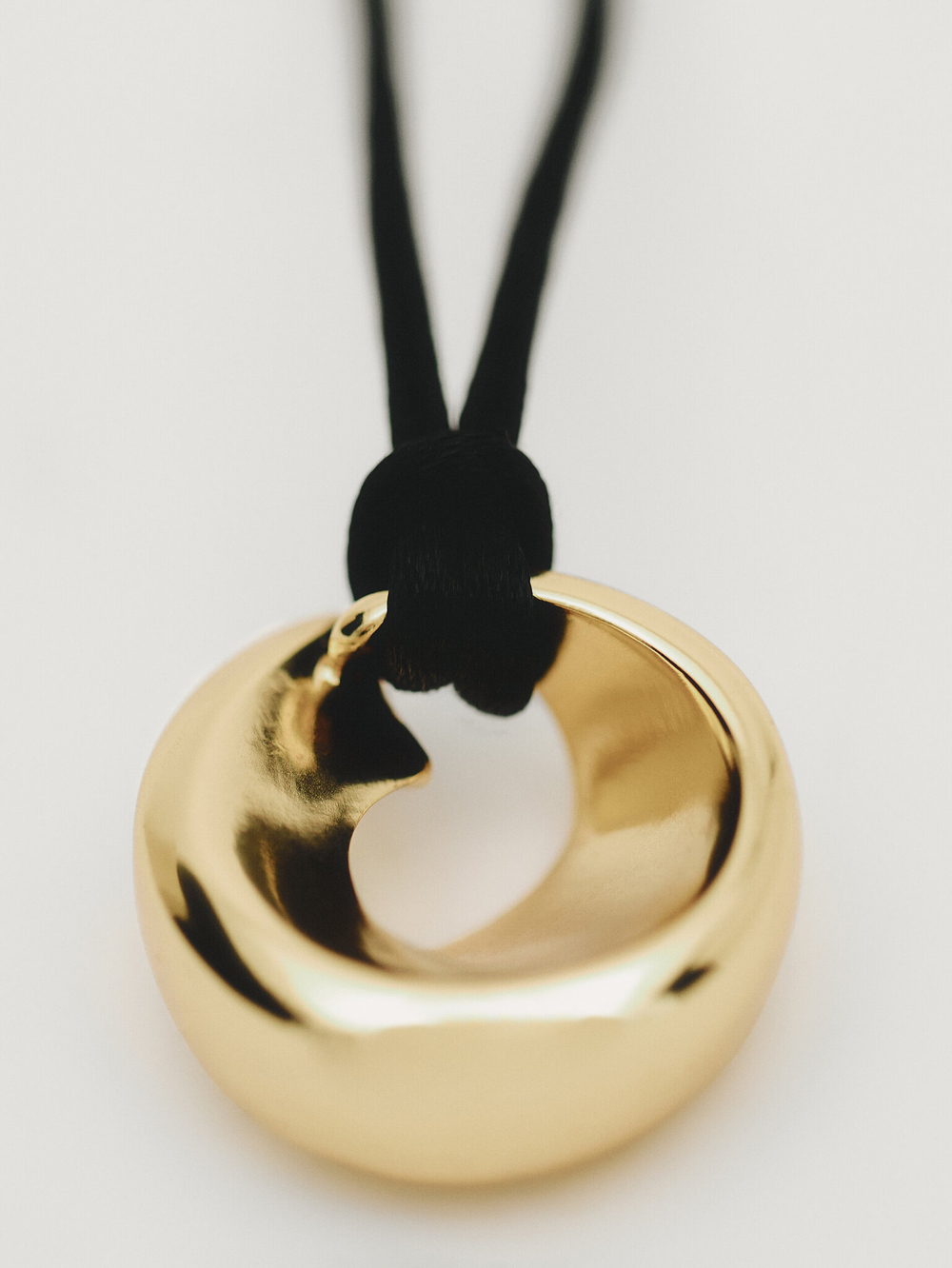 Massimo Dutti | Necklace cord detail circular piece