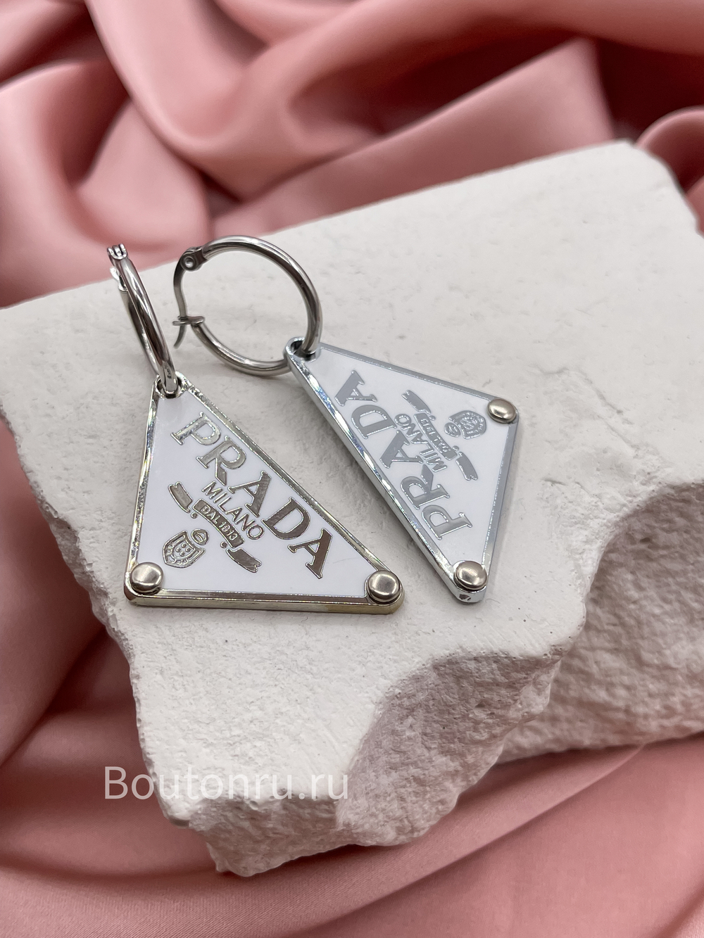 Серьги Прад. серебристые с белым лого