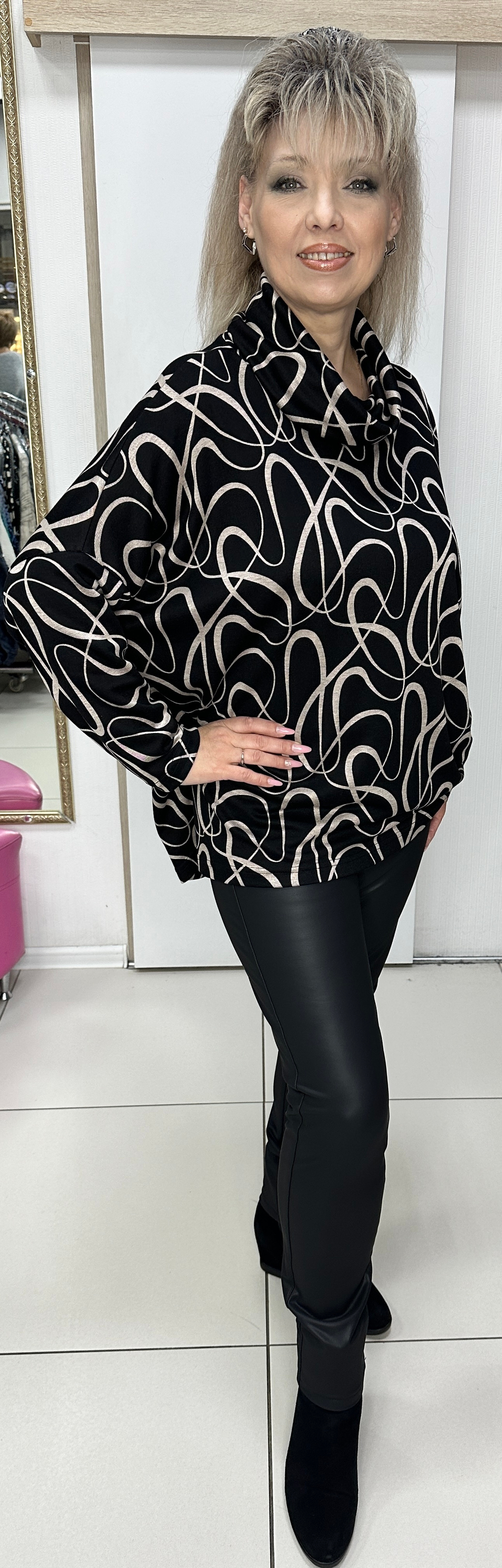 Туника черная с хомутом и бежевым абстрактным изображением