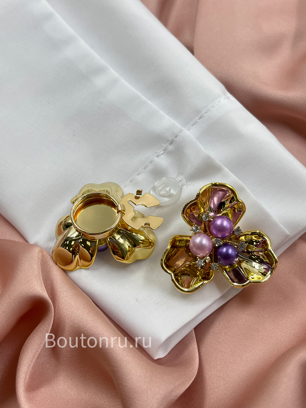 Накладка на пуговицу золотистая в форме цветка с разноцветным жемчугом