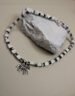 Колье-чокер «Талисман Лошади» — кахолонг и гематит