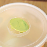 Контейнер-кружка 0,75л с клапаном с декором (светло-бежевый)