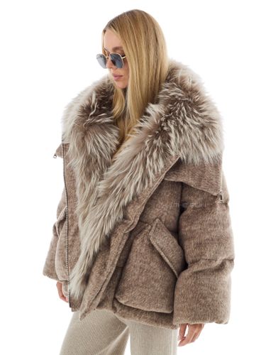 Объемный текстильный пуховик с мехом енота в цвете капучино
