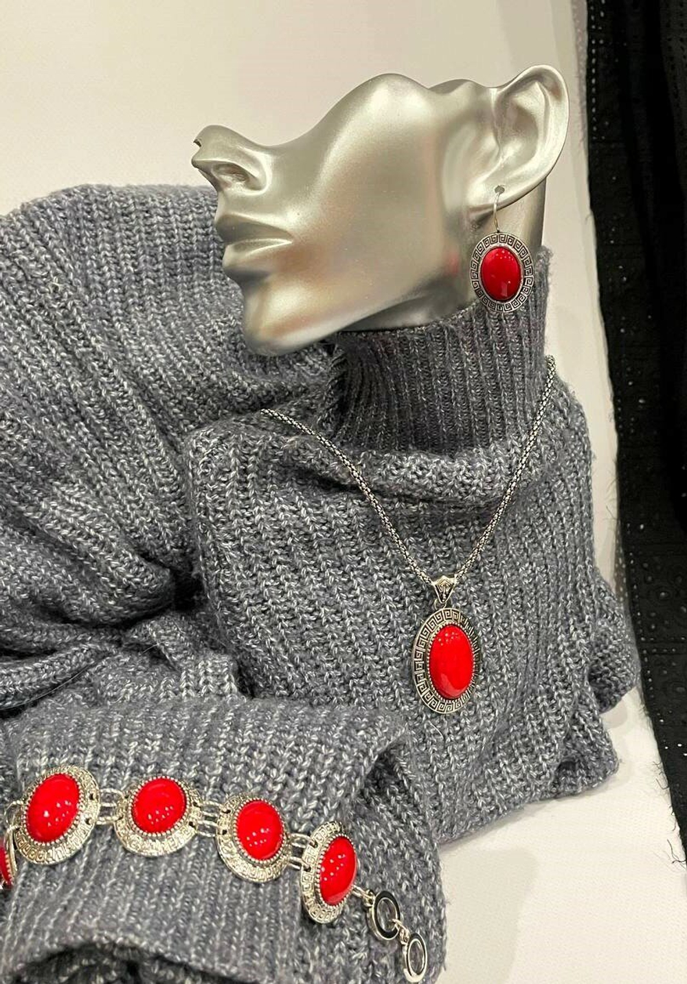 Комплект бижутерии. "Красный коралл" - подвеска, серьги и браслет.  Форма-овал.