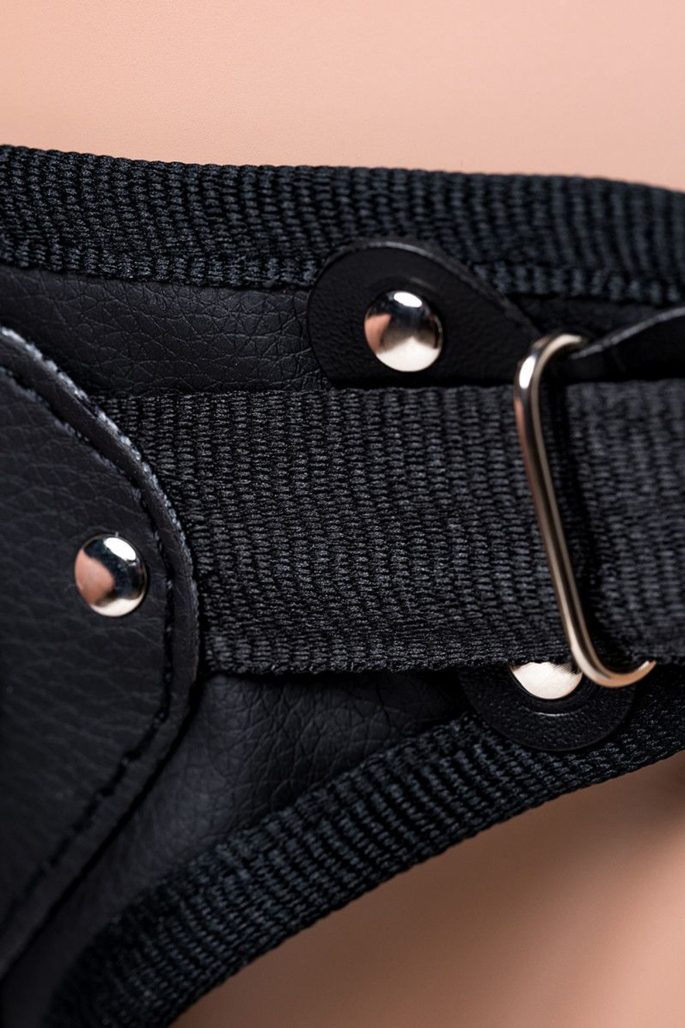 Телесный страпон Harness с вагинальной пробкой - 19,5 см.