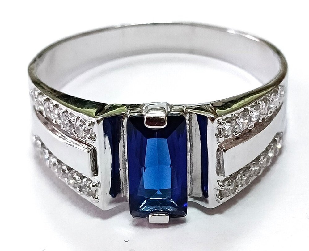 Ювелирное мужское кольцо из серебра с фианитами