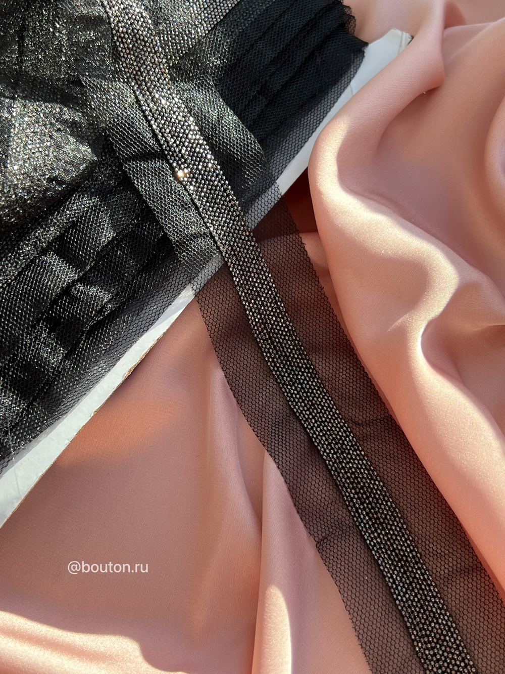 Тесьма мониль графит на черной сетке (12 рядов)