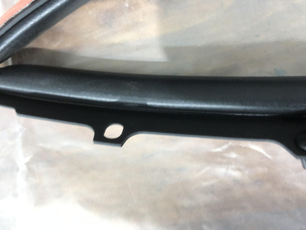 Уплотнитель капота Toyota Camry (XV70) Новый Оригинал 5339533030