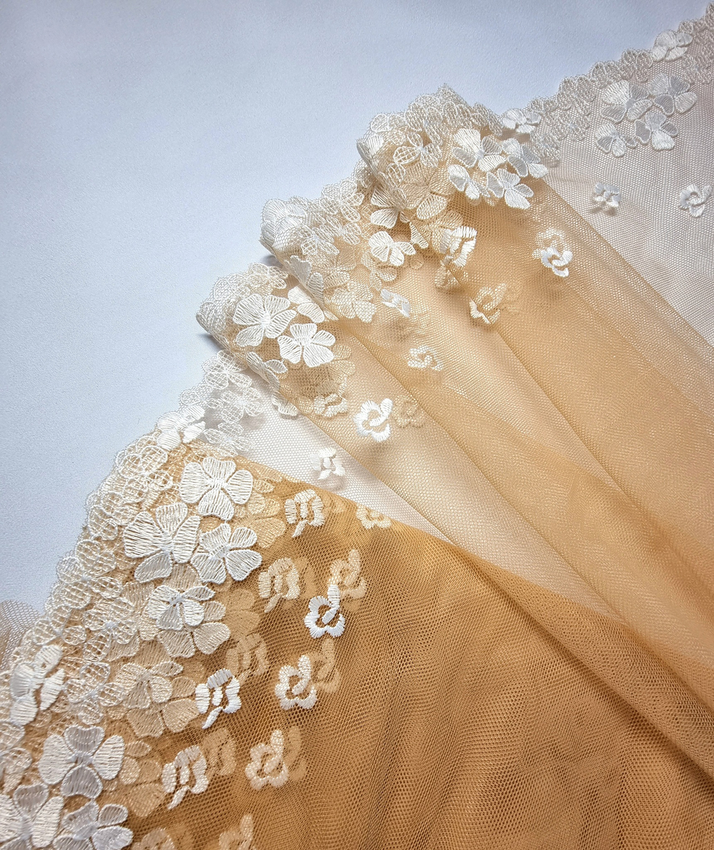 Вышивка на сетке загар/белый К104 левая