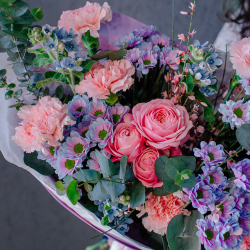 147. Нежный букет с розовыми пионовидными розами