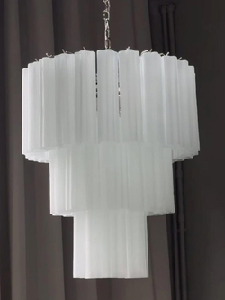 Белое матовое стекло, венецианский стиль — классика, которая создаёт мягкий, тёплый свет.