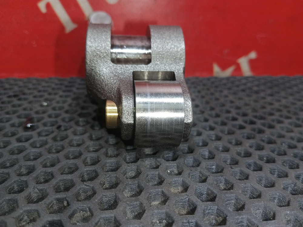 Коромысло впускного клапана 2024г.