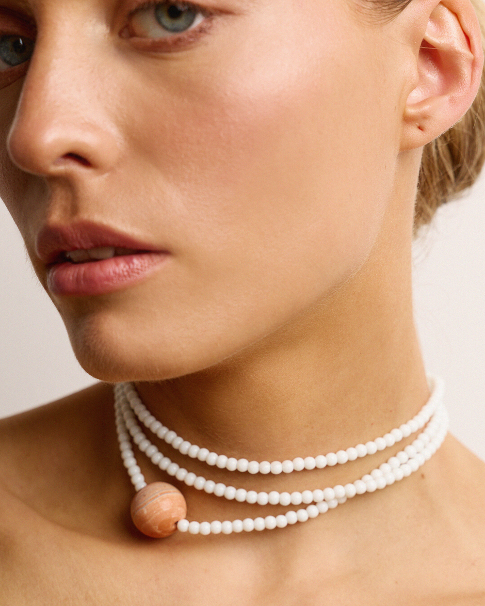 Нить из кахолонга с акцентной бусиной из розового агата