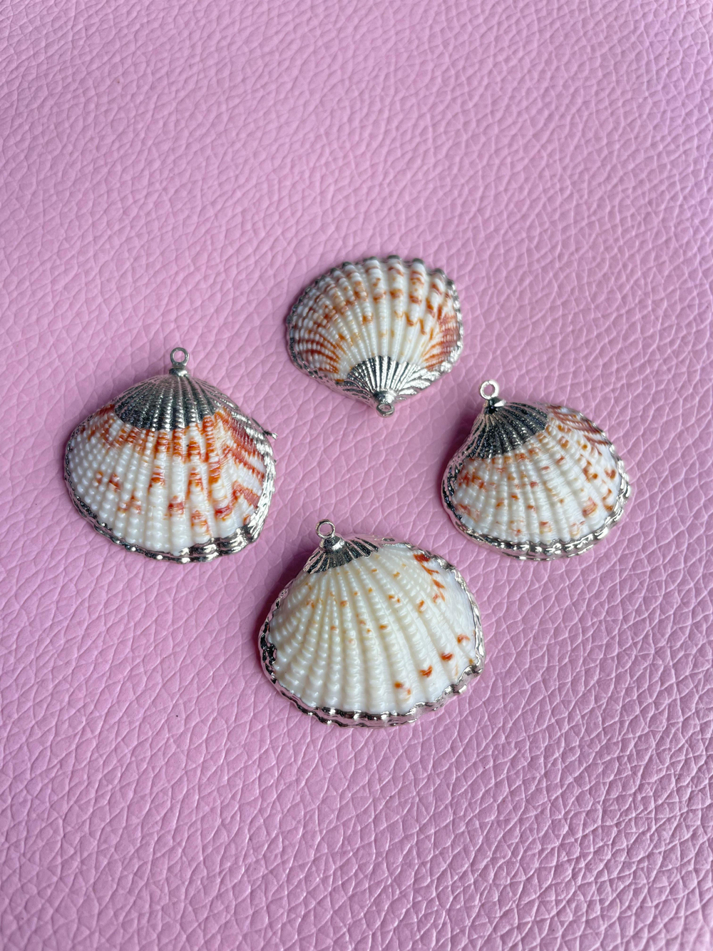 кр20 Кулон из ракушки белая с коричневыми вкраплениями 20мм, родий