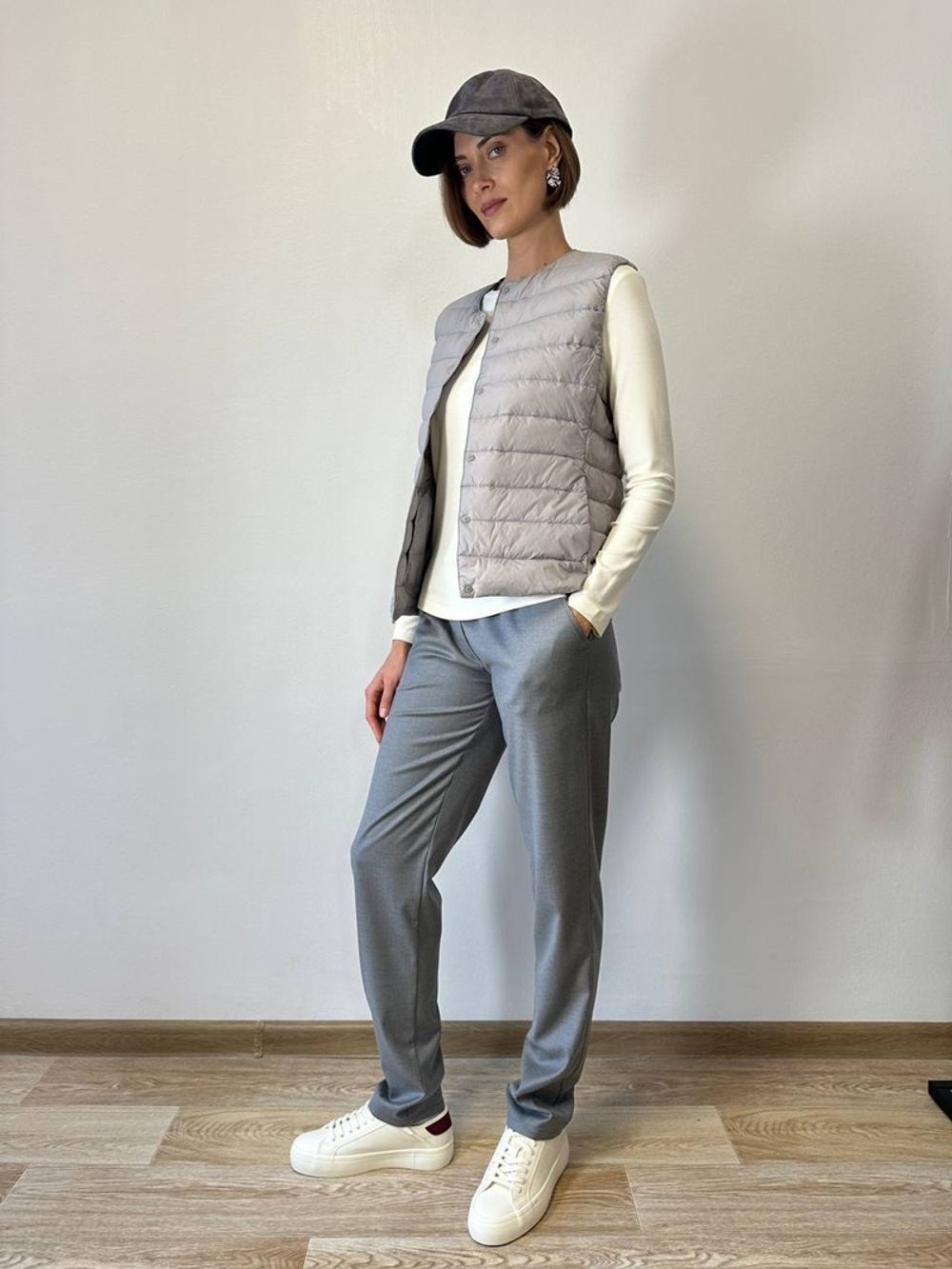 Жилет пуховый серый