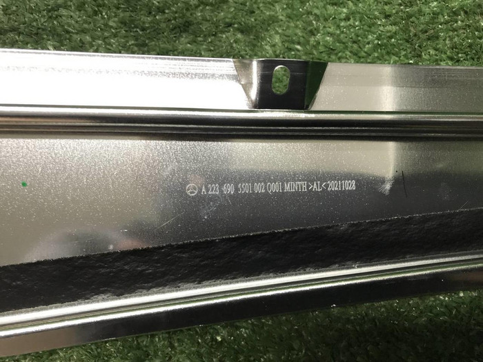 Накладка двери левая Mercedes S Z223 20-нв Maybach