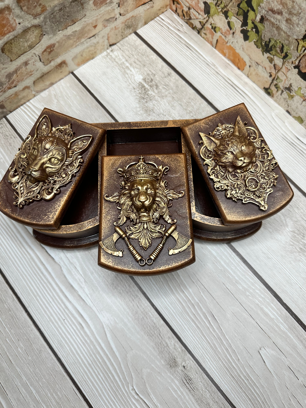 Шкатулка 3-х секционная "Лев"