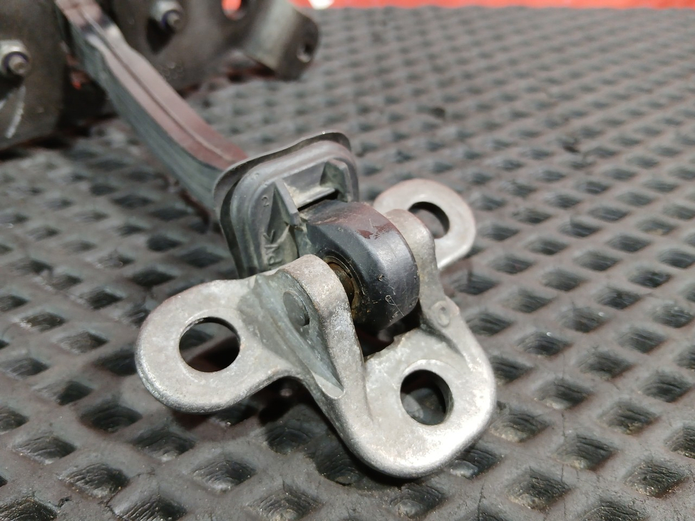 Ограничитель двери