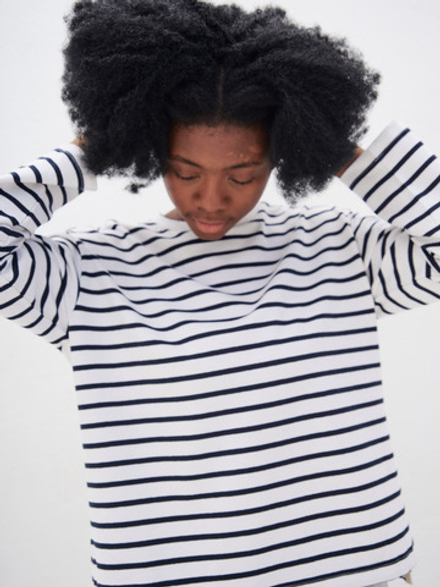 Топ с разрезами в сине-белую полоску