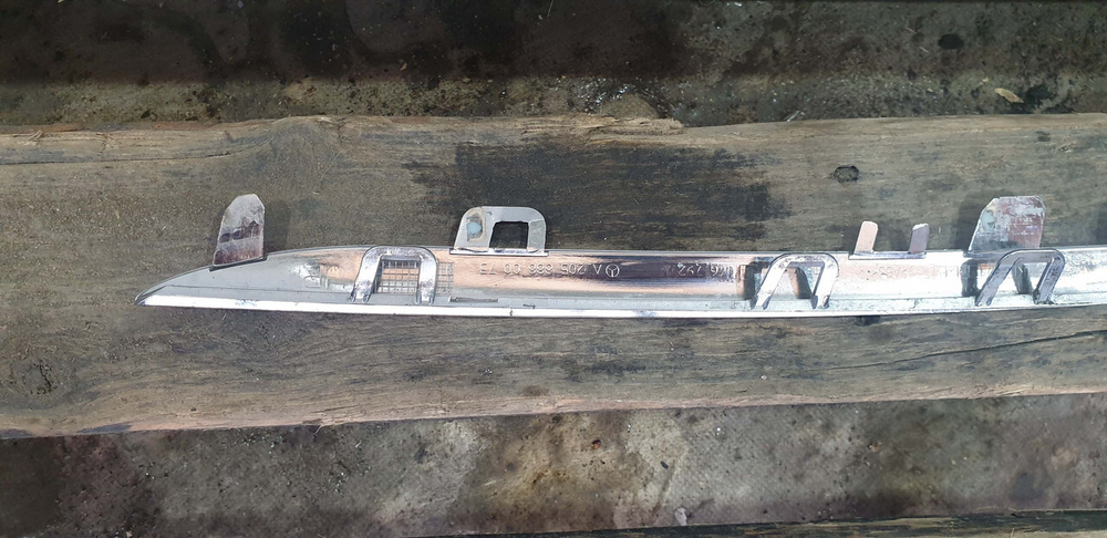 Молдинг решетки радиатора Mercedes C-Class W205 14-18 Б/У Оригинал A2058880073