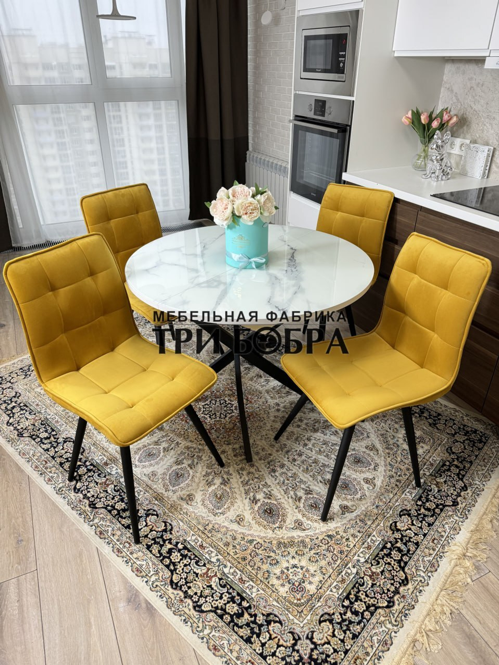 Круглый стеклянный раздвижной стол "Серый мрамор 262" и стулья "ГУЧИ" желтый