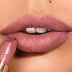 Charlotte Tilbury Помада для губ в оттенке Very Victoria Matte Revolution Lipstick