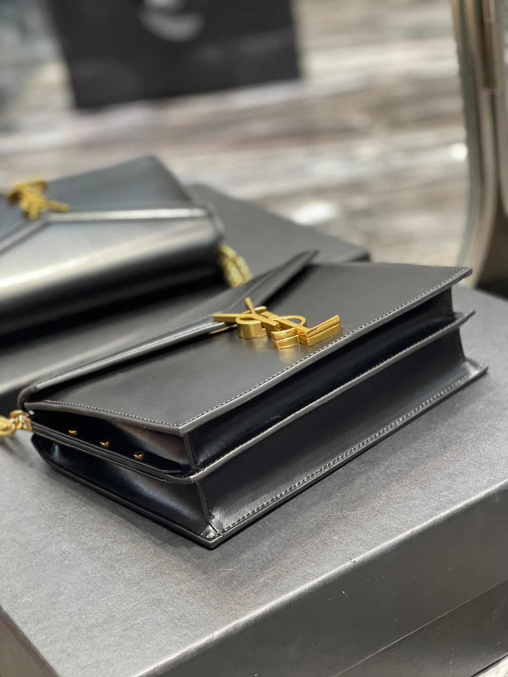 YSL Cassandra Medium 22 cm
