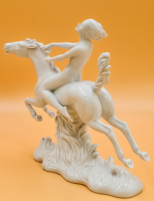 Фарфоровая статуэтка "Огненный всадник" (Feuerreiterin). Фарфор, глазурь. Валлендорф. до 1953 г.