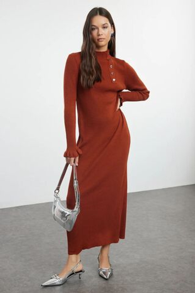 Аксессуар с корицей, трикотажное платье в рубчик на пуговицах TCTAW25EB00018