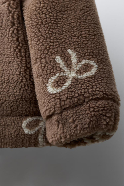 ZARA КУРТКА ИЗ ИСКУССТВЕННОЙ ОВЧИНЫ С БАНТАМИ, КОРИЧНЕВЫЙ