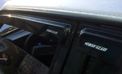Ветровик (000509) Kia Ceed I 5d 2007-2012/Hyundai i30 I 5d 2007-2012 /хетчбек/накладные/скотч/к-т 4шт./ Прочий VORON GLASS (CORSAR)