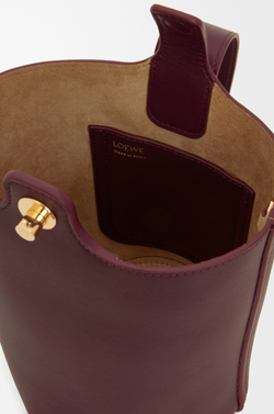 Loewe Мини-сумка-ведро Pebble из гладкой телячьей кожи, бургунди