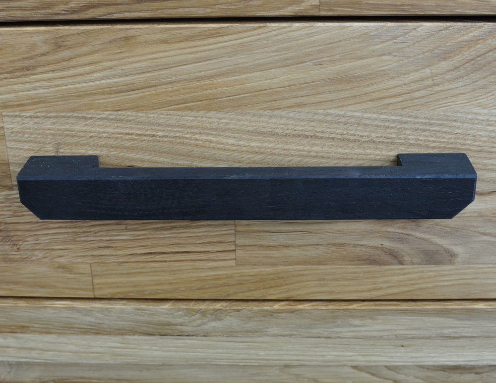 Тумба под телевизор Флеверс, 2 ящ из массива дуба с металлом