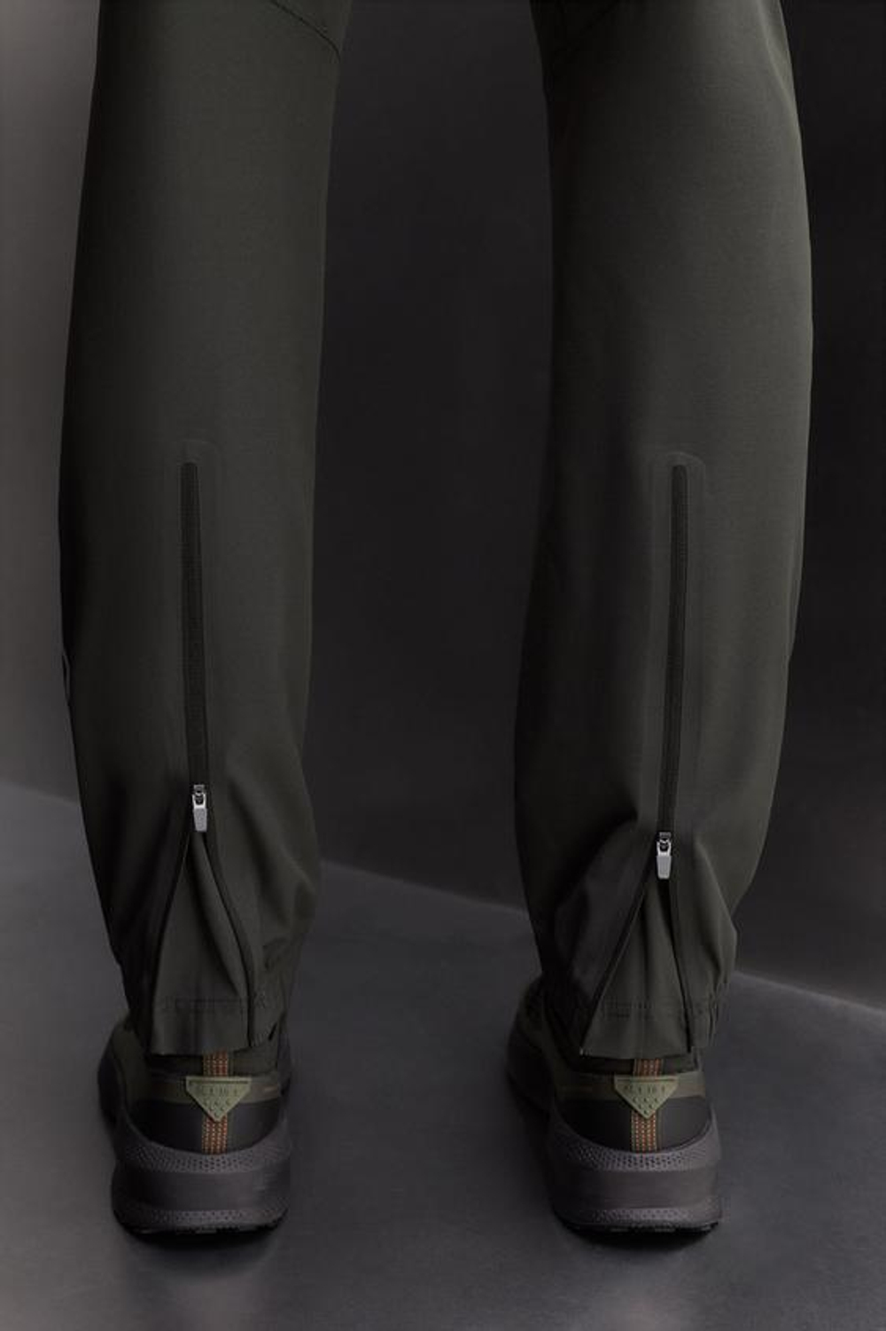 ZARA ЛЕГКИЕ БРЮКИ ИЗ ВЫСОКОТЕХНОЛОГИЧНОЙ ТКАНИ, ОЛИВКОВЫЙ