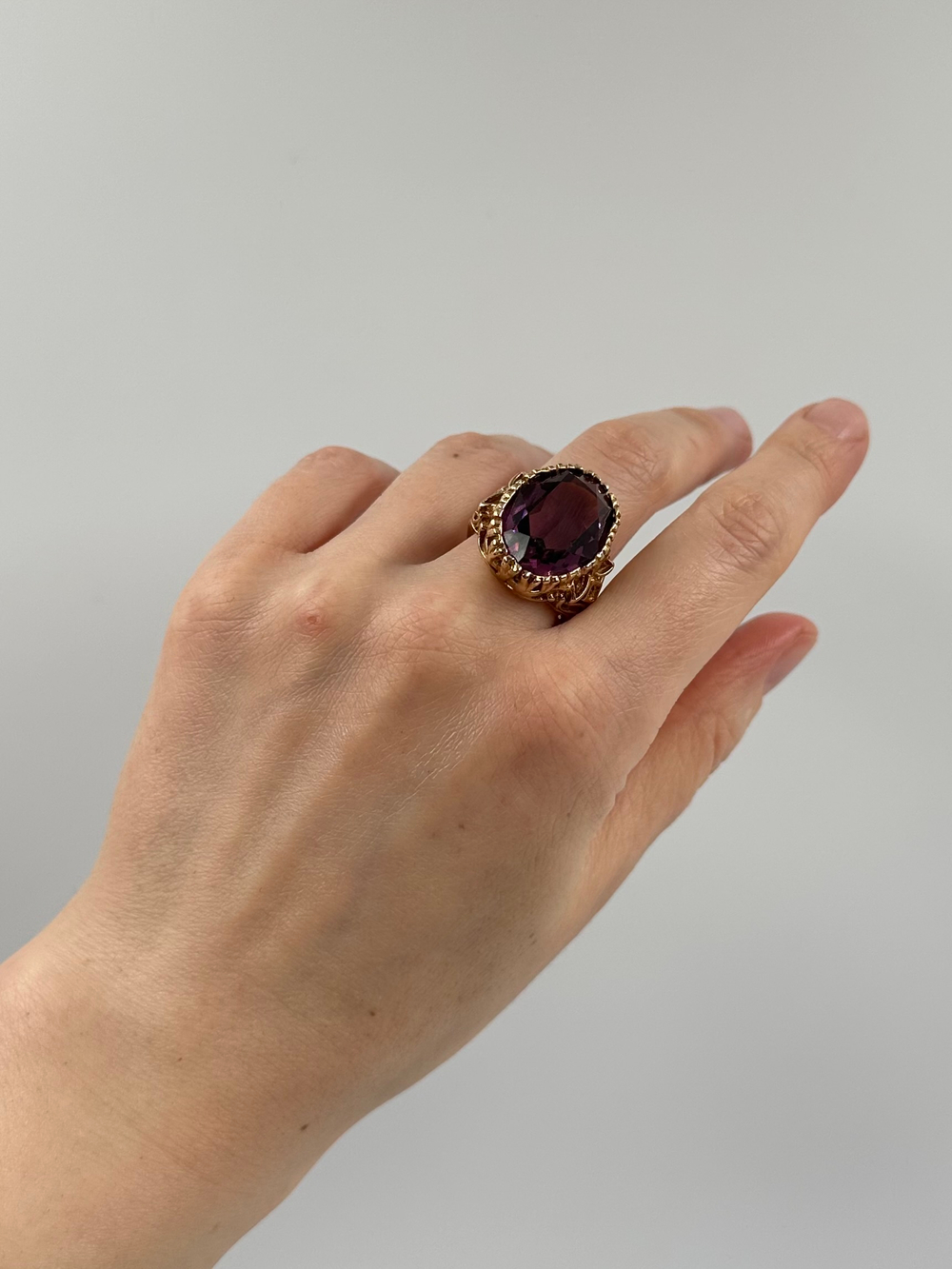 Кольцо с фиолетовым кристаллом