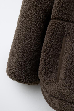 ZARA КУРТКА ИЗ ИСКУССТВЕННОЙ ОВЧИНЫ С КАПЮШОНОМ, ТЕМНО-КОРИЧНЕВЫЙ