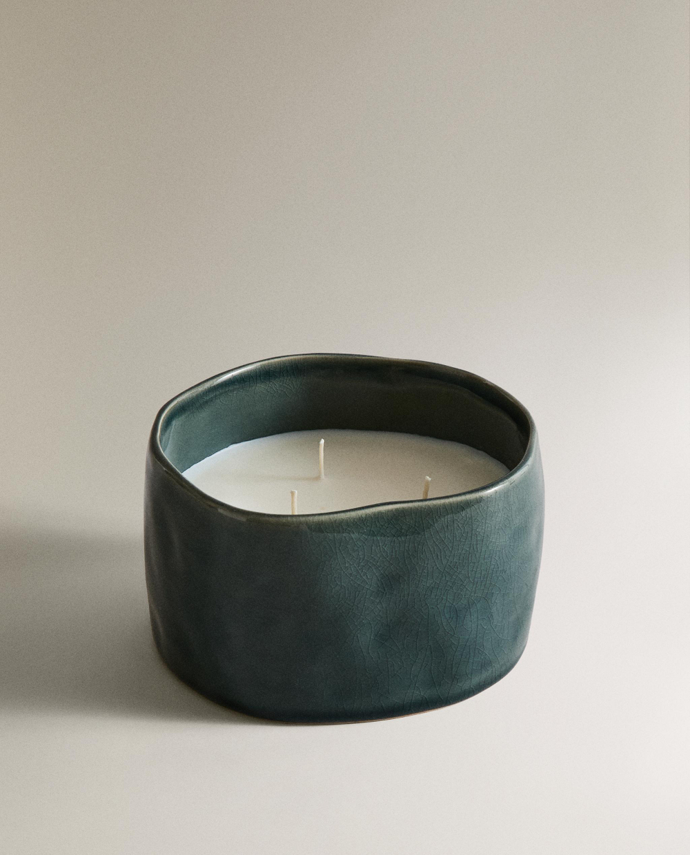 Zara Home Свеча ароматическая Vibrant Rose 150 г, растительный воск, аромат цветочный, Розовый