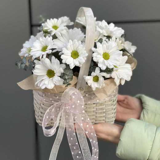 Композиция из хризантем в корзине "Pearl Nest"